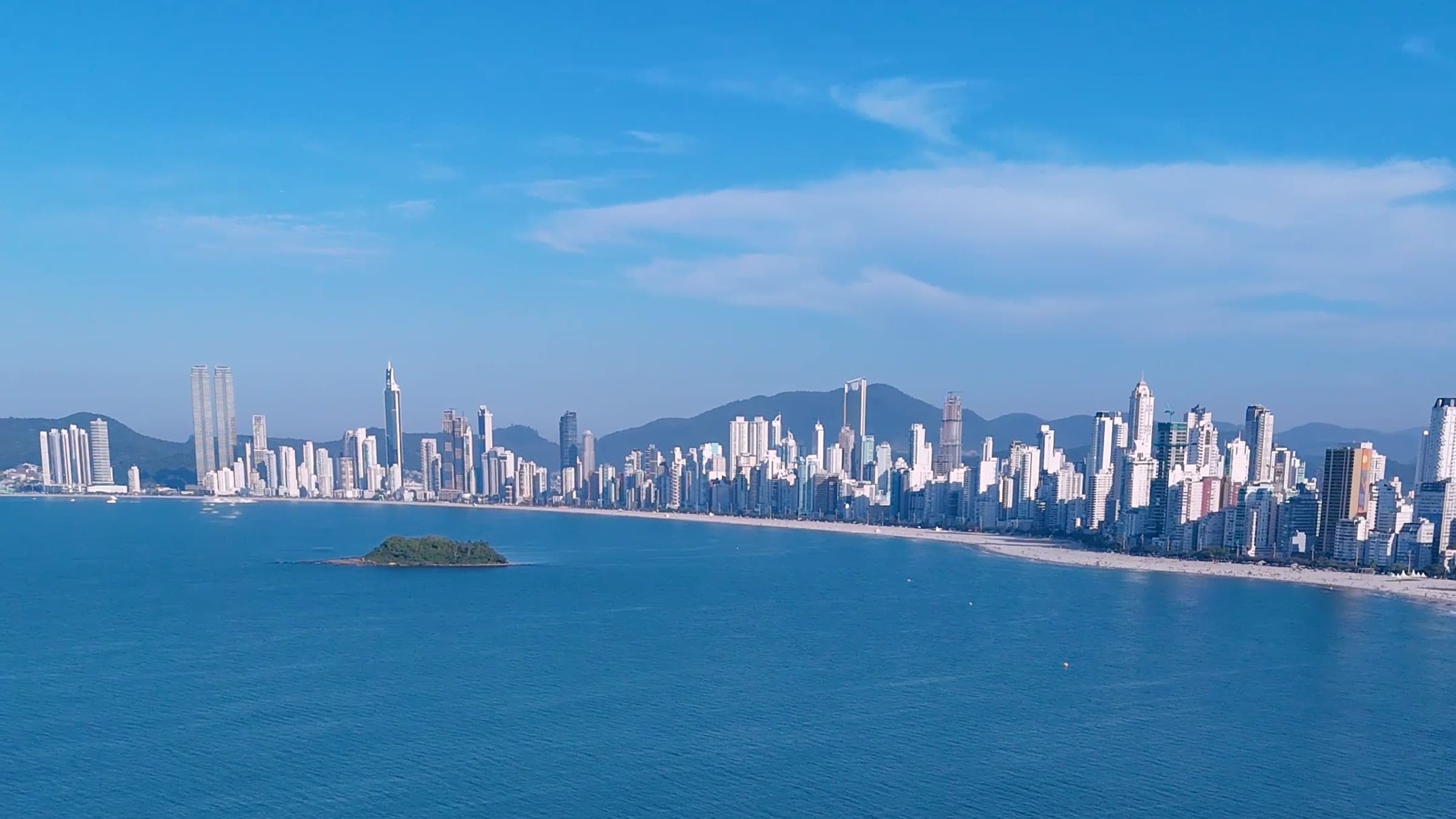 Panorama aéreo de Balneário Camboriú — Praia Central e Ilha das Cabras